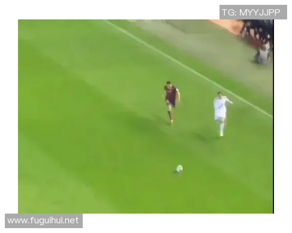 弯道超车的足球明星如何在逆境中崛起成就辉煌职业生涯